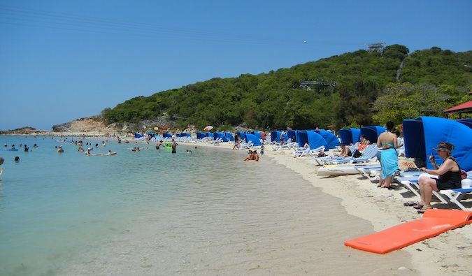 Playas llenas de gente del crucero