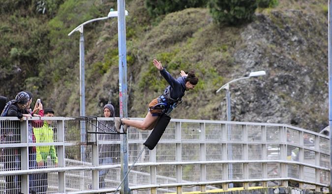 Heather, una viajera en solitario, saltando en bungy desde un puente