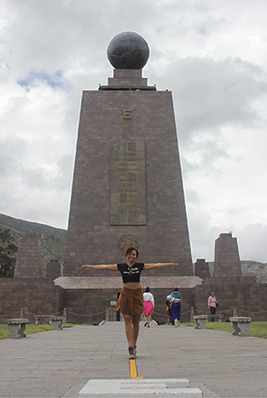 Heather, una viajera en solitario, de pie en el ecuador