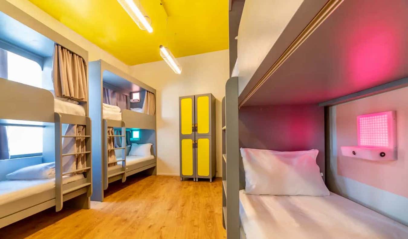 Un dormitorio colorido en el albergue Stay Inn en Jerusalén, Israel