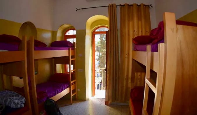 Un dormitorio sencillo en el albergue Palm en Jerusalén, Israel