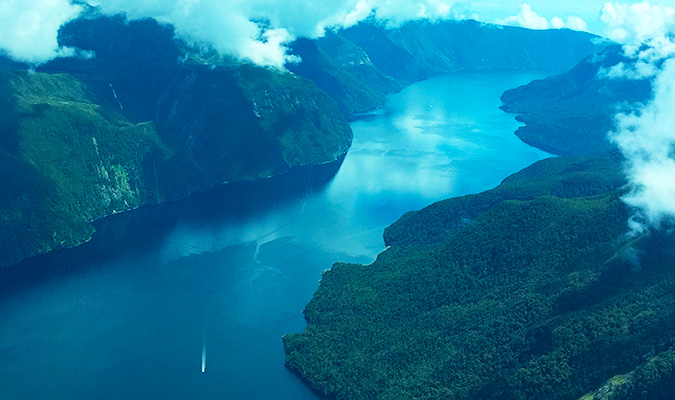 Vista del fiordo desde el hidroavión que vuela sobre Fiordland en Nueva Zelanda