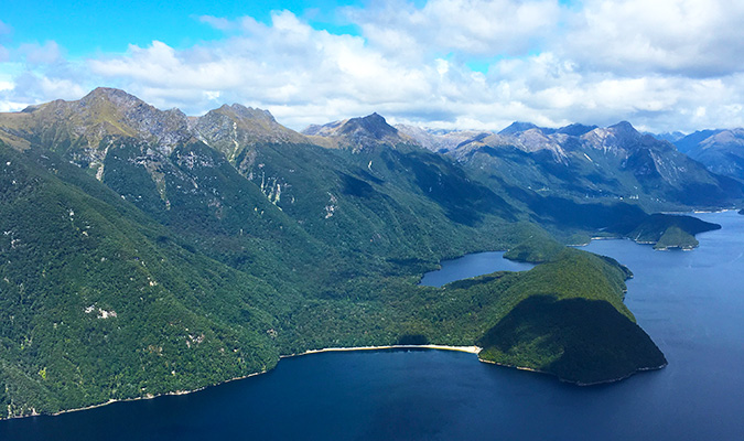 Vista del fiordo desde el hidroavión que vuela sobre Fiordland en Nueva Zelanda