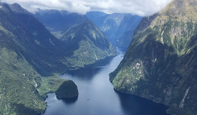 Volando alto en el Fiordland de Nueva Zelanda