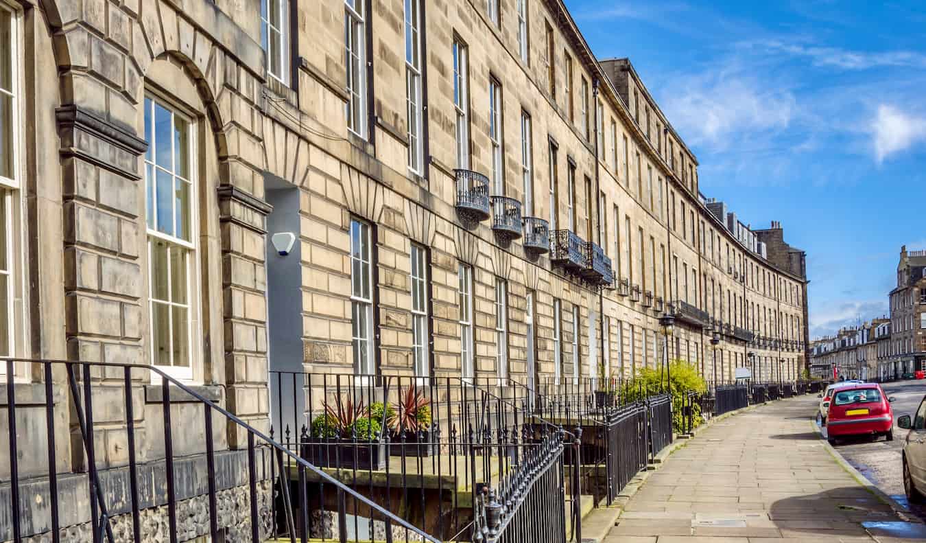 La vista impresionante sobre el casco antiguo de Edimburgo, Escocia