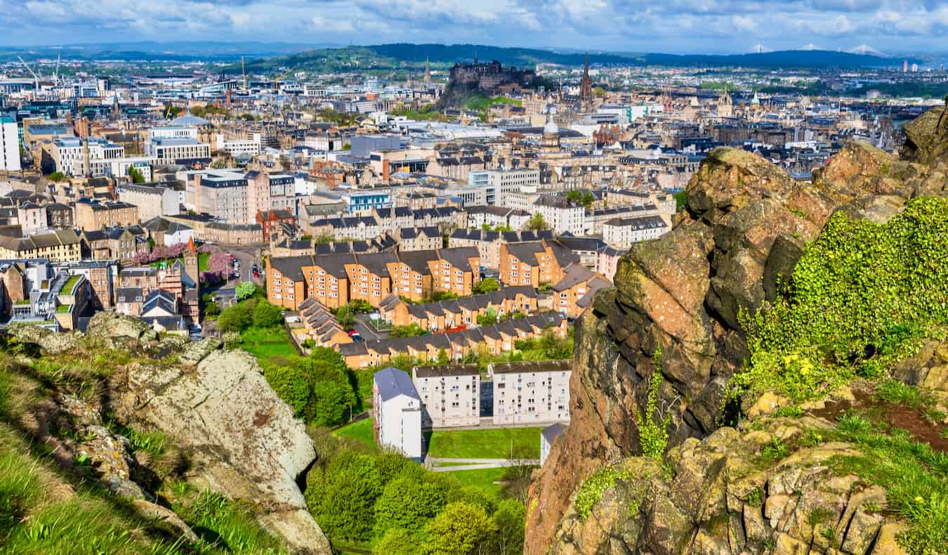 La vista impresionante sobre el casco antiguo de Edimburgo, Escocia