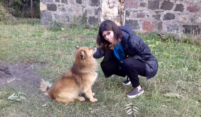 Stace acariciando a un perro