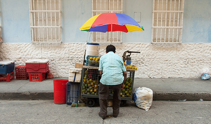 un vendedor ambulante de comida en Colombia que vende fruta