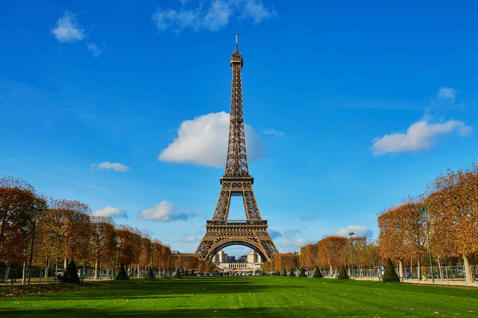 París en octubre día soleado de otoño de la torre Eiffel