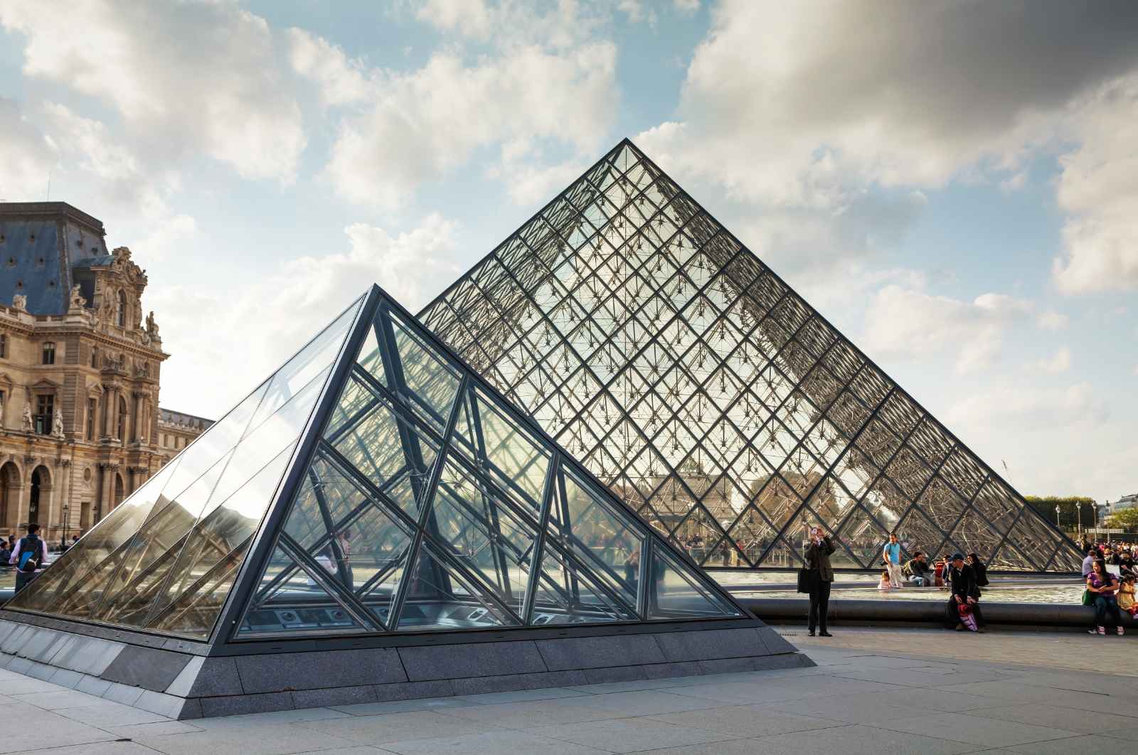 París en octubre Pirámide del Louvre