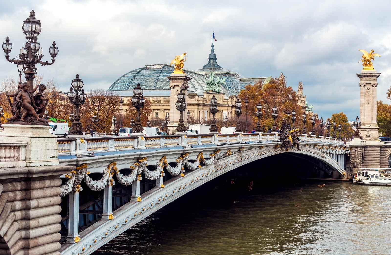 París en octubre Puente Alejandro III en el río Sena