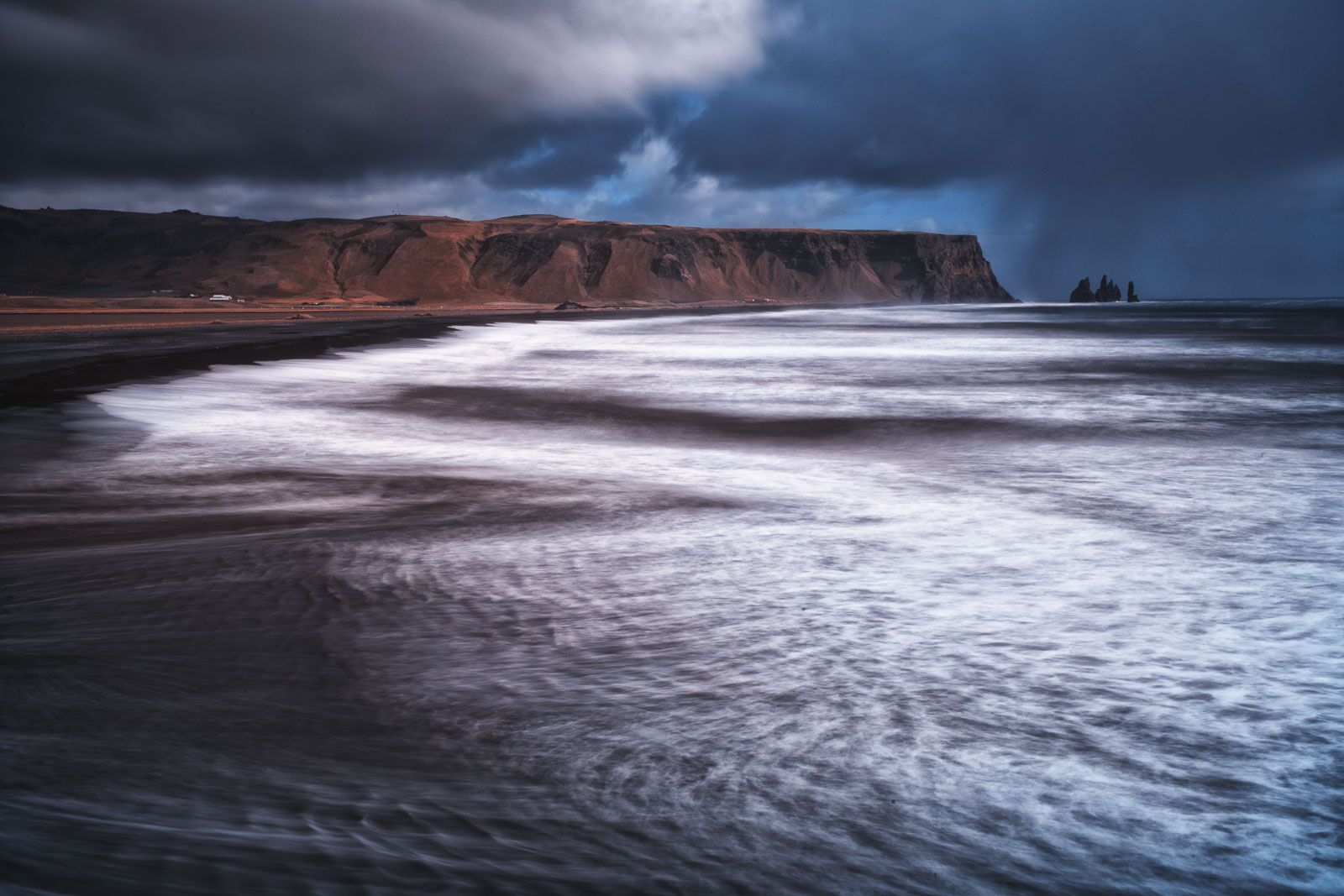 Carretera de circunvalación de la playa de Reynisfjara en Islandia