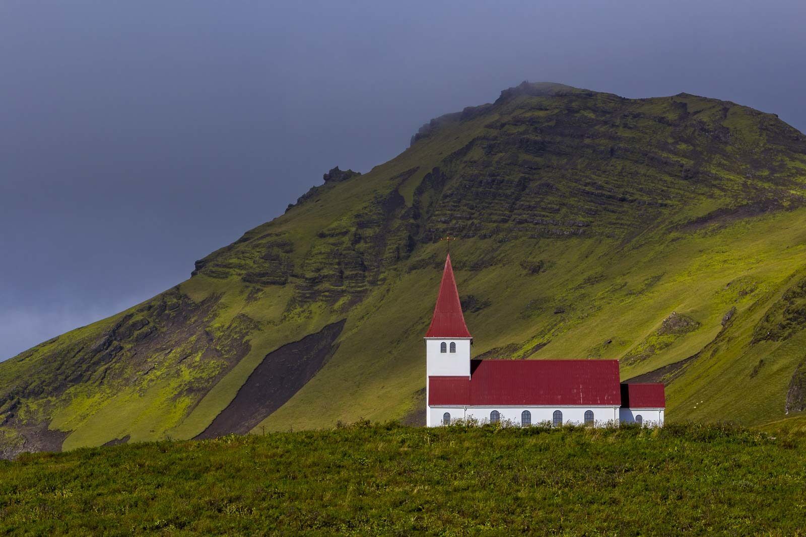 Viaje de circunvalación a Islandia iglesia en montaña. 