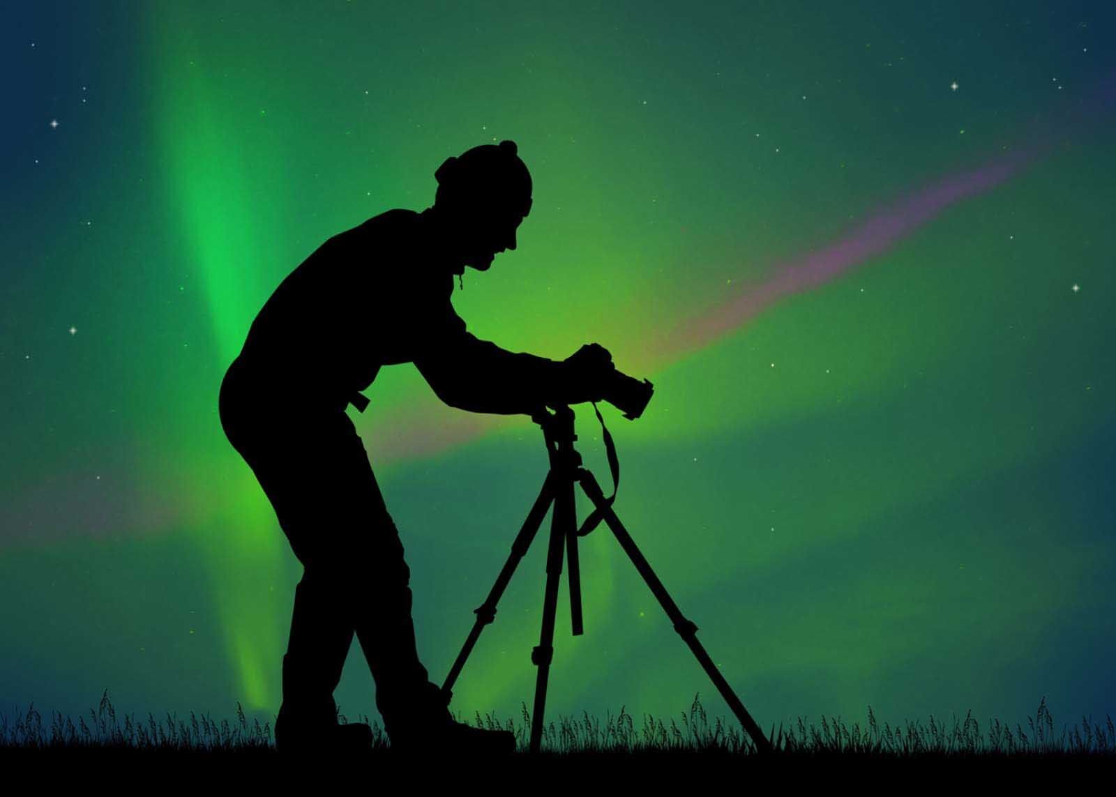 carretera de circunvalación en la auroras boreales de Islandia