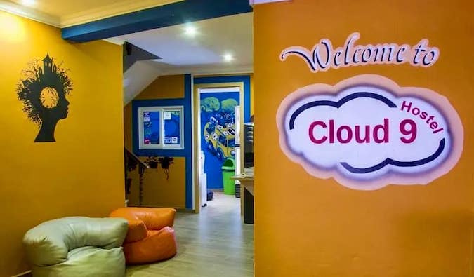 Una zona común acogedora cerca de la entrada del albergue Cloud 9 en Lagos, Portugal