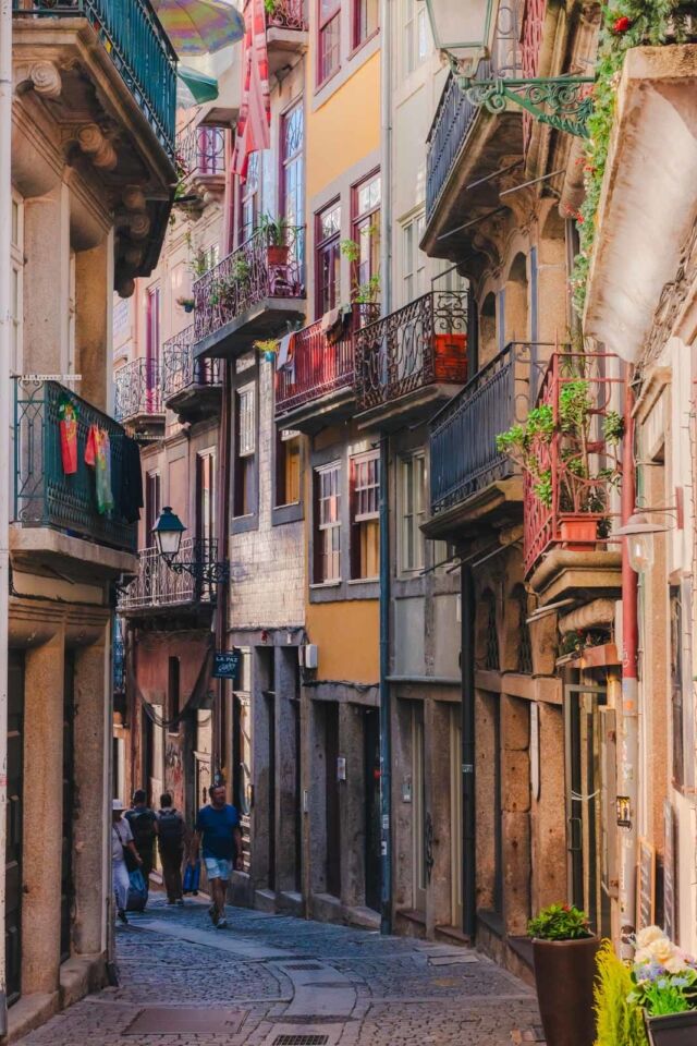 Calles estrechas de Riberia en Porto Portugal