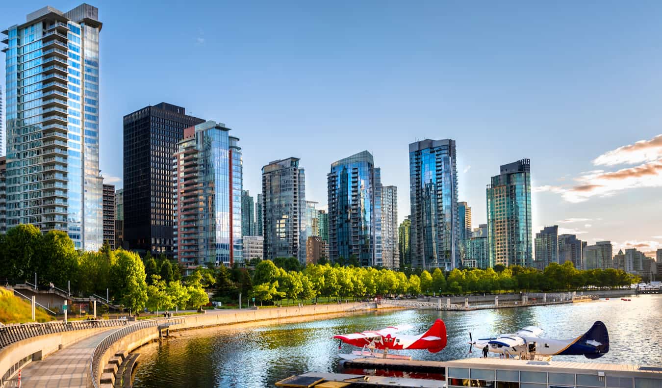 el impresionante horizonte de Vancouver, Canadá visto desde arriba a la puesta de sol con montañas a la distancia