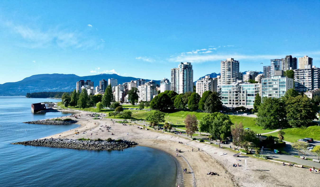 el impresionante horizonte de Vancouver, Canadá visto desde arriba a la puesta de sol con montañas a la distancia