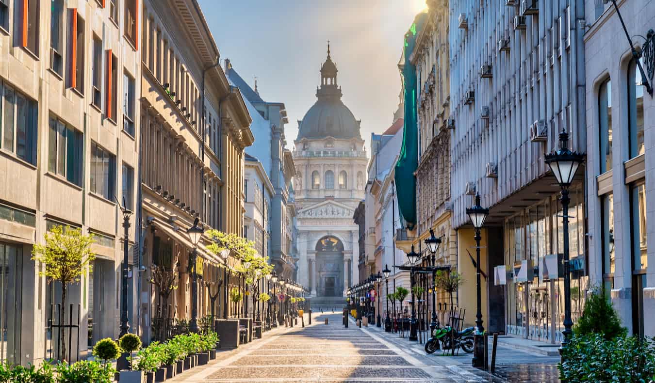 Una calle tranquila cerca de la basílica de San Esteban en Budapest, Hungría