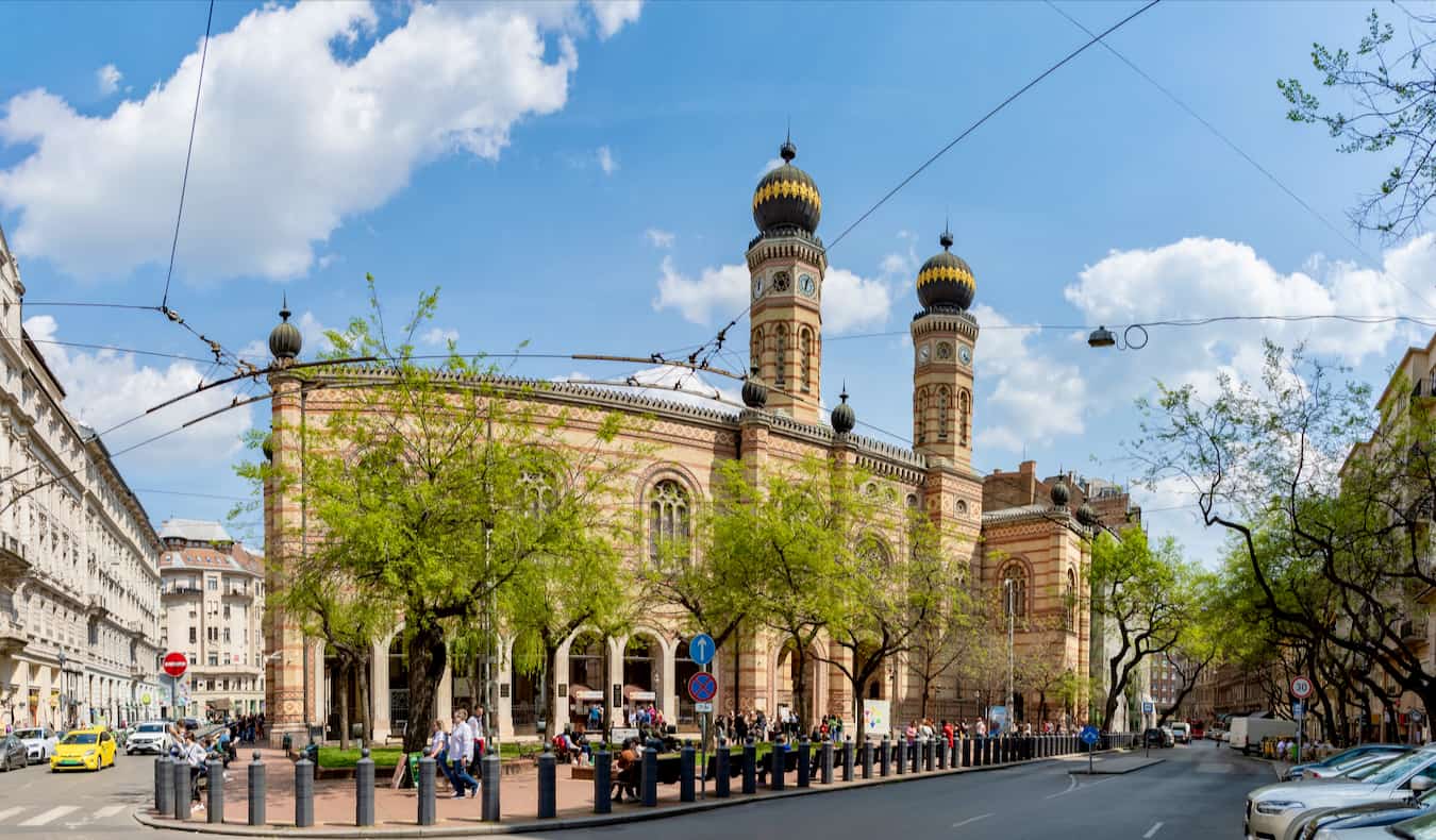 La enorme sinagoga del centro de Budapest, Hungría, en un día de verano intenso