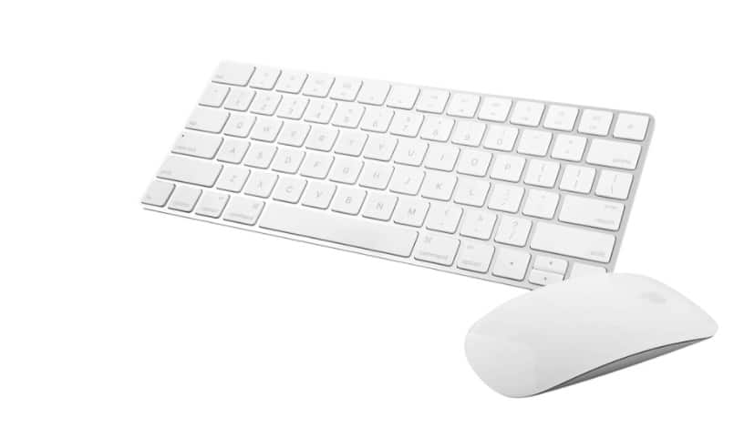 Un ratón inalámbrico y un teclado Apple