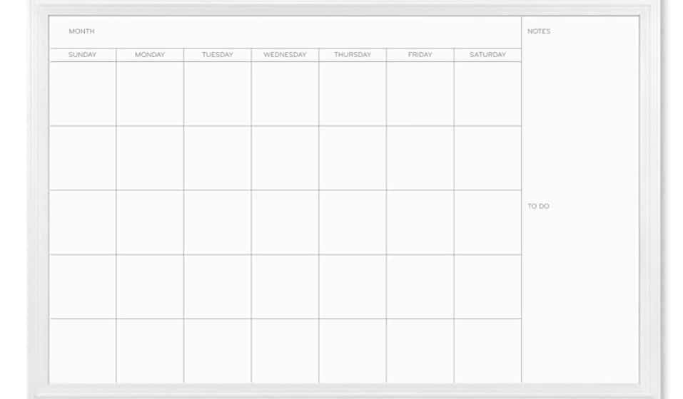 Un calendario de pared blanco con rotuladores de borrado en seco