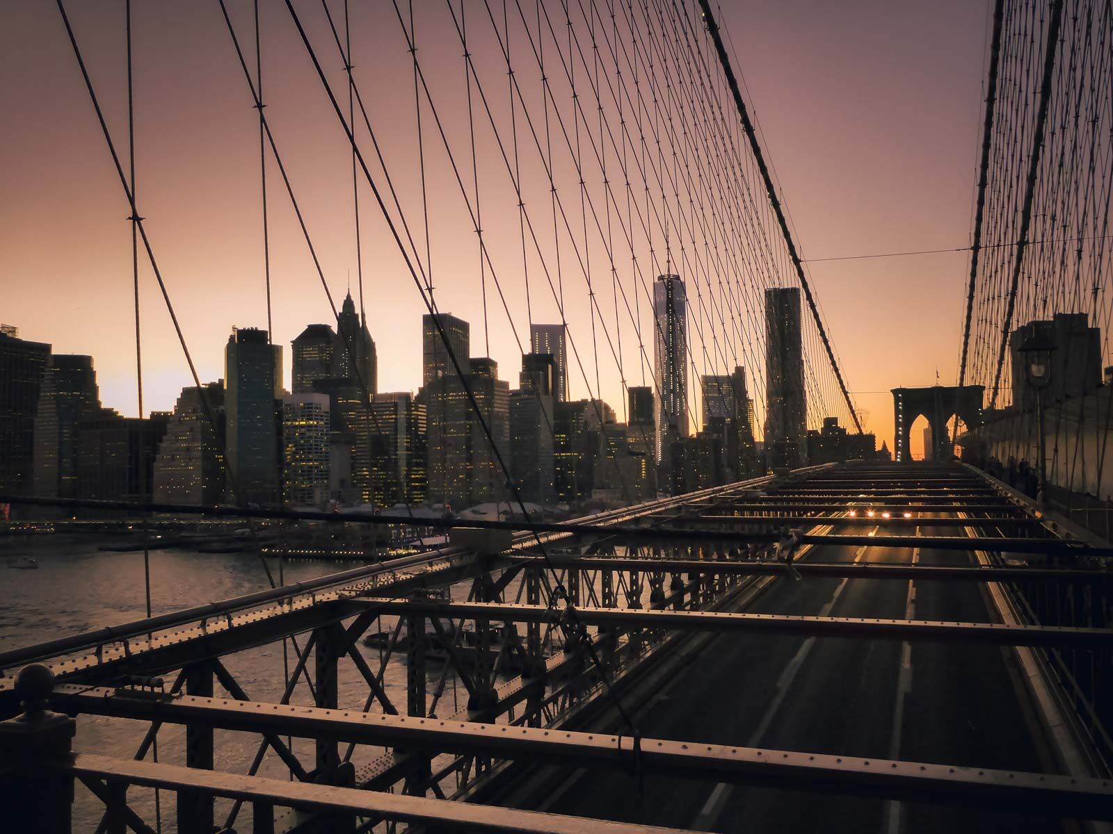 Cruzando el puente de Brooklyn al atardecer