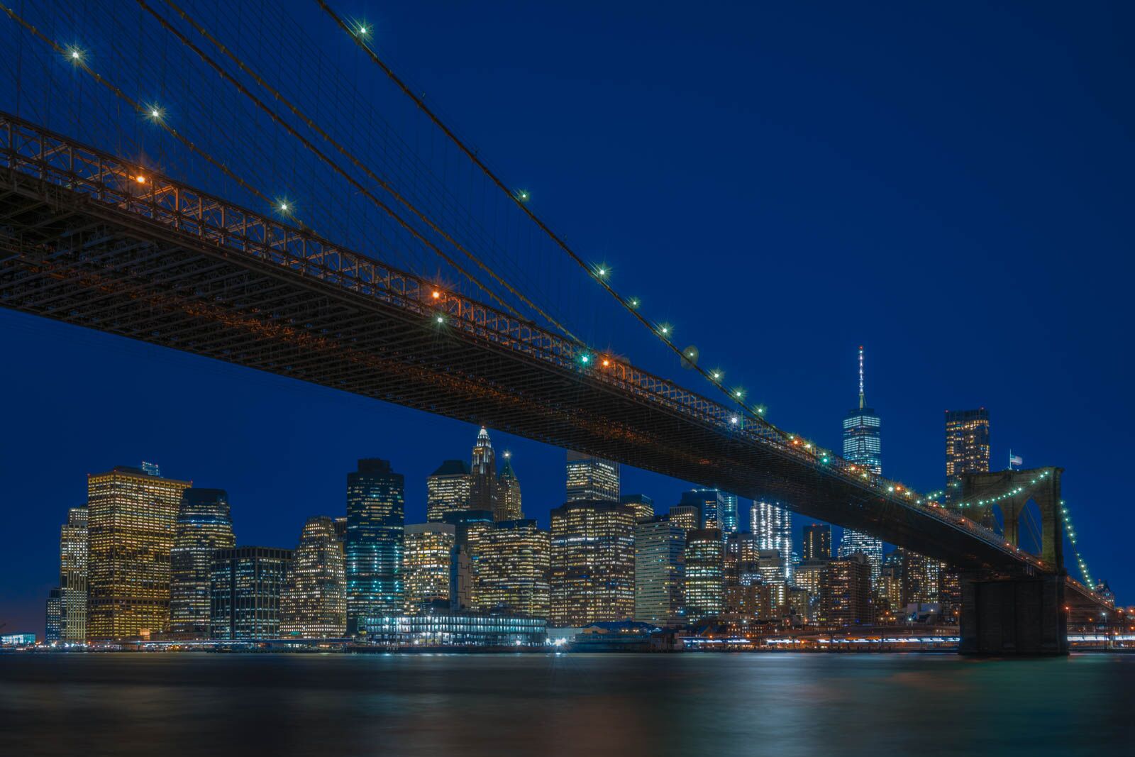 Vistas desde el parque del puente de Brooklyn en la ciudad de Nueva York