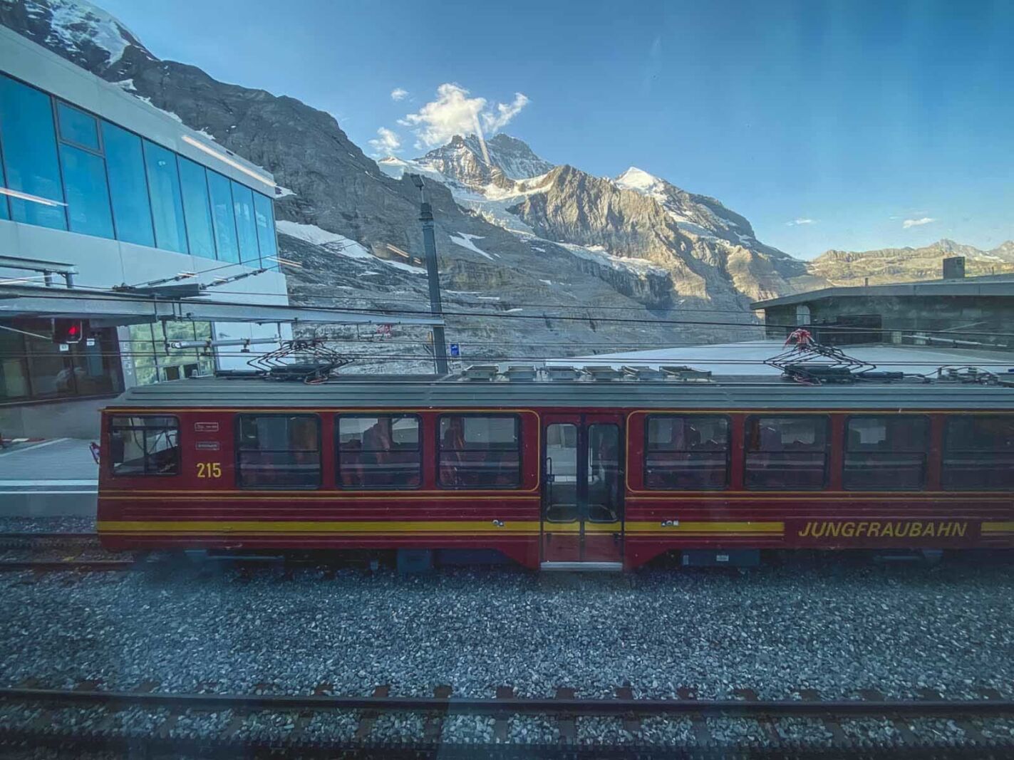 es una estación de tren cara de Suiza