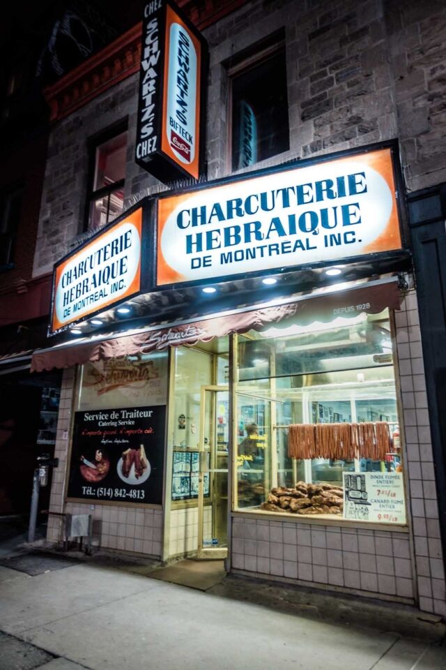 Platos canadienses Schwartz's, famoso restaurante de carne ahumada de Montreal