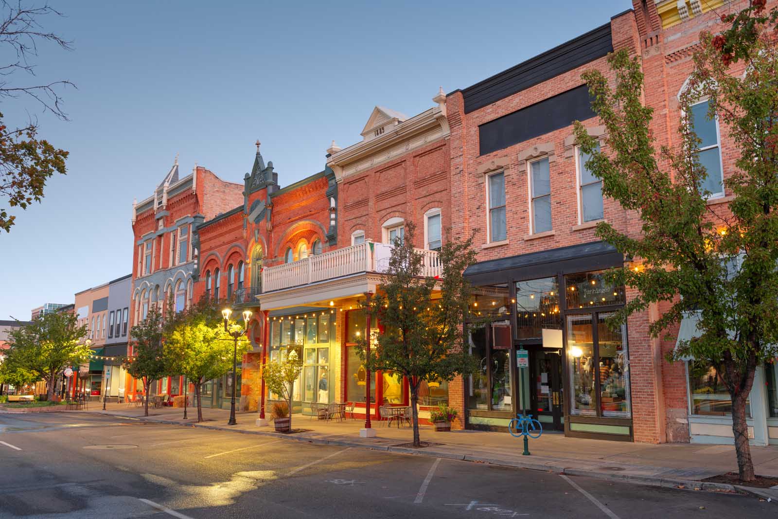 Provo, Utah, en el centro de Center Street al atardecer.