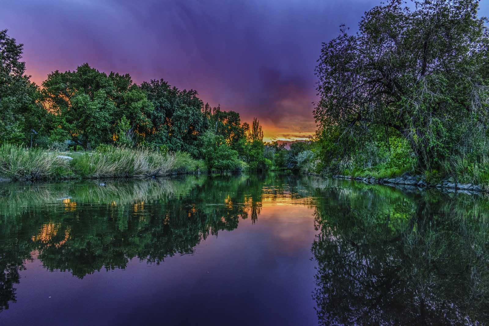 Puesta de sol sobre el río Jordán en Utah