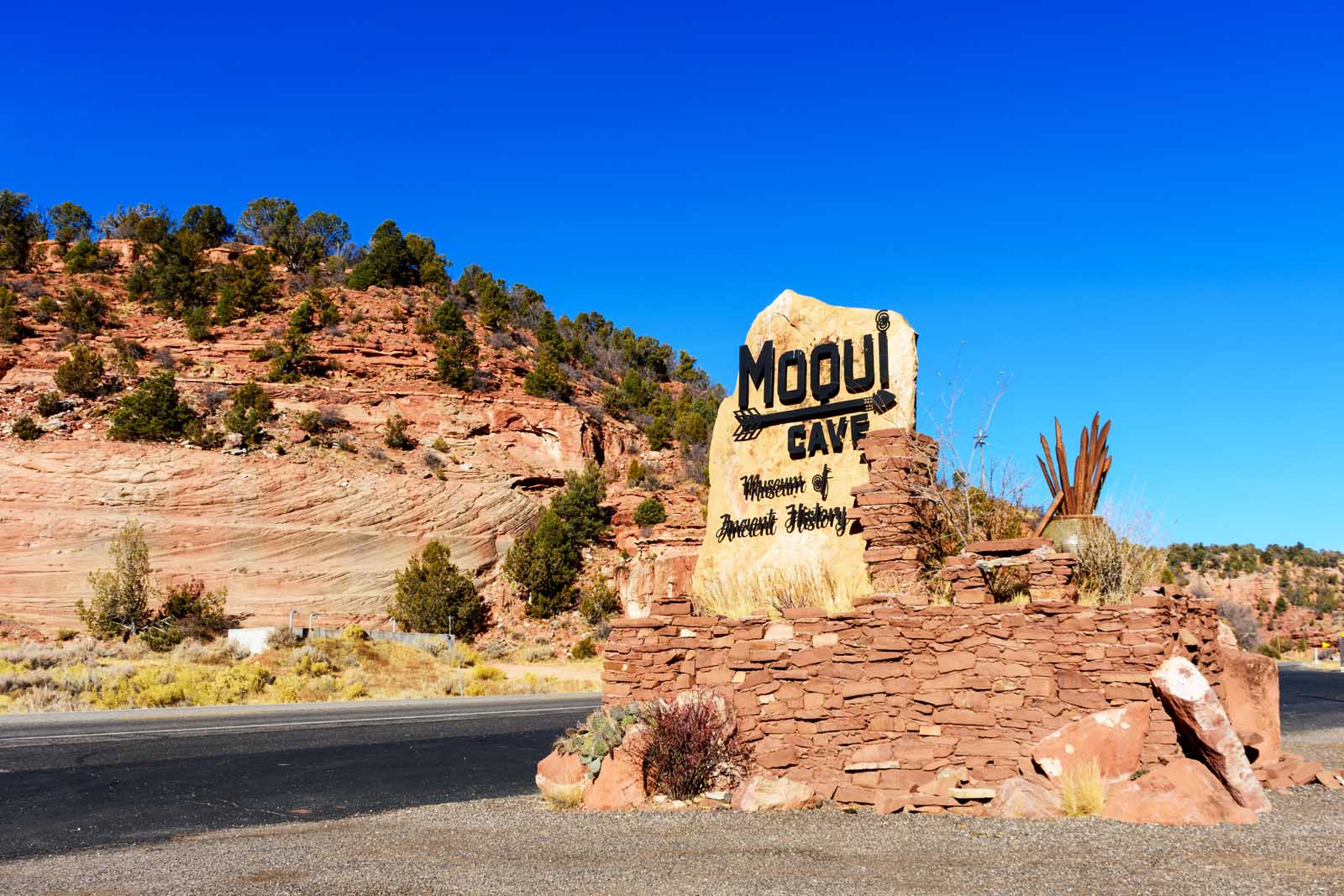 Cartel de entrada a la cueva de Moqui en Utah