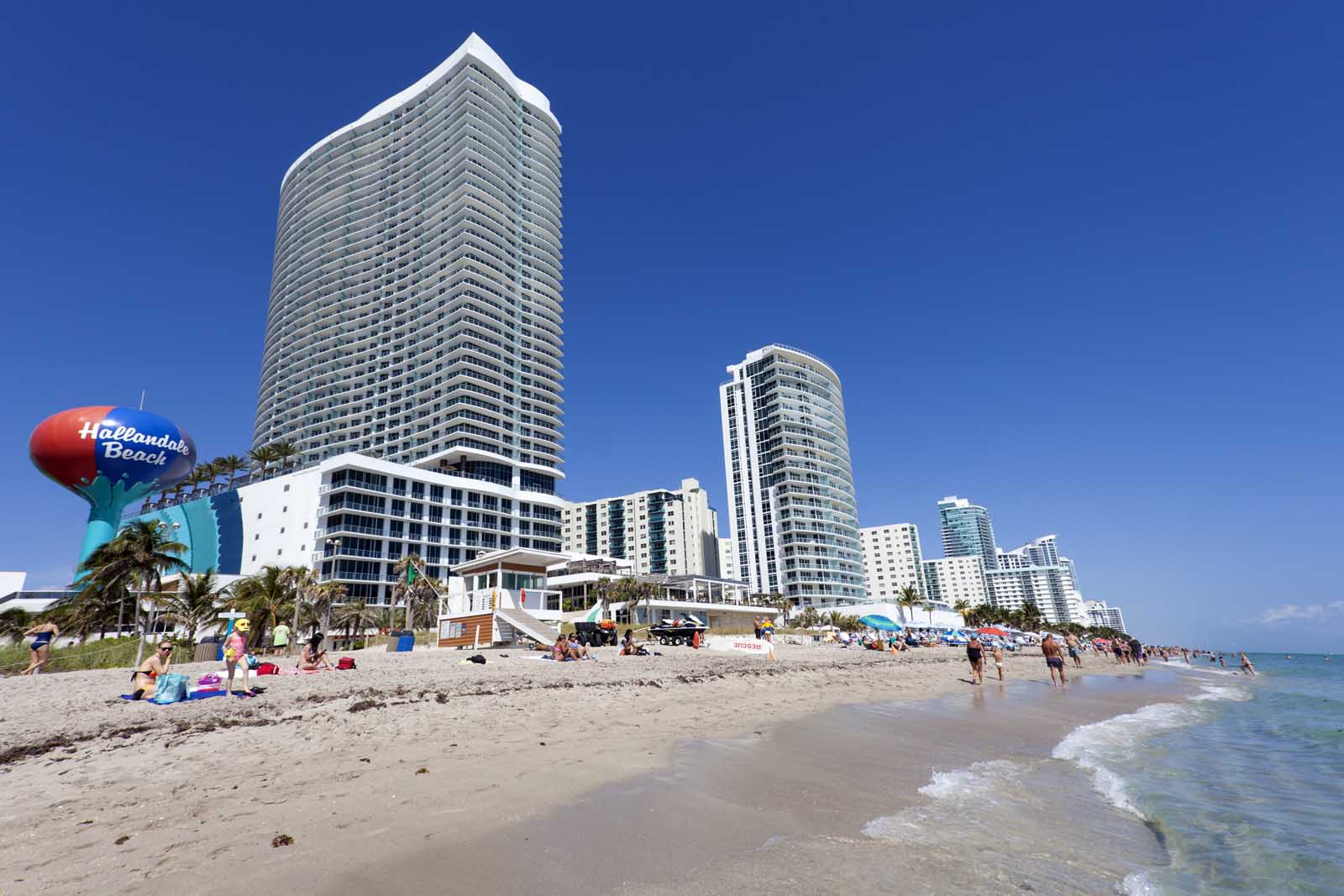 Hallandale Beach a lo largo del Intracoastal Waterway cerca de Fort Lauderdale, Florida