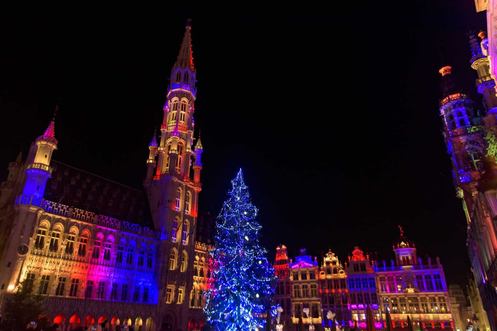 destinos de vacaciones de Navidad bruselas árbol de Navidad en la plaza