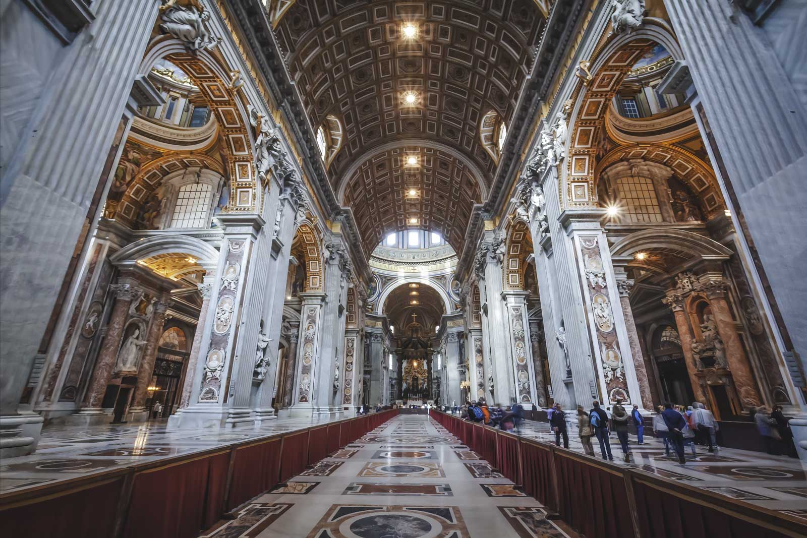 Subida a la cúpula de la basílica de San Pedro para vistas panorámicas