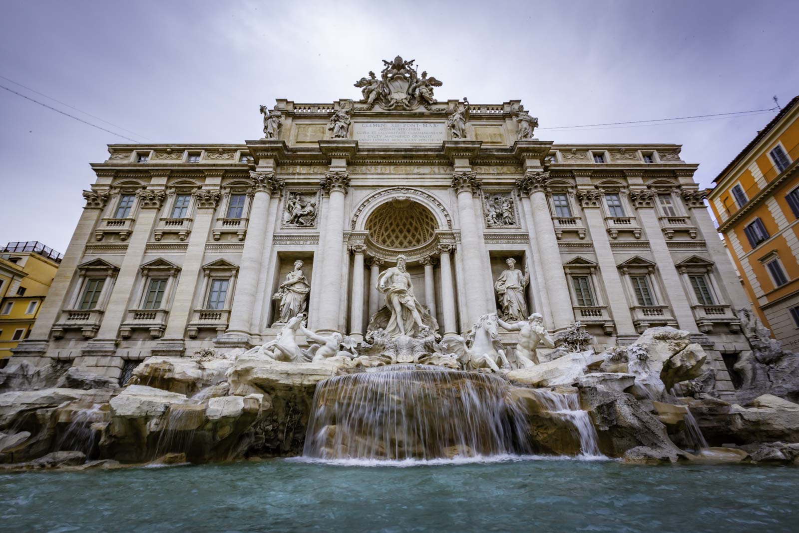 Disfrutando de la Fontana de Trevi por la noche nuestro día en Roma