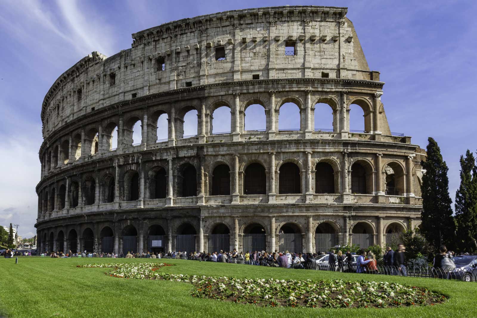 Exploración del Coliseo en Roma por la tarde