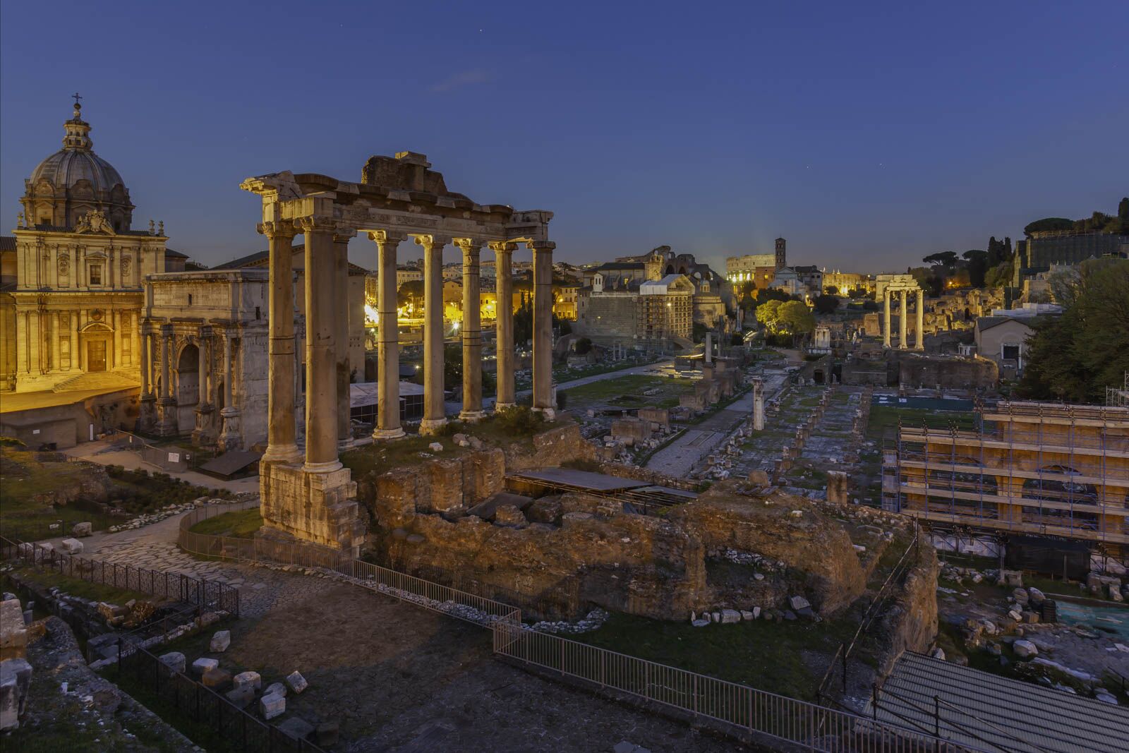 A última hora de la tarde en el Coliseo de Roma