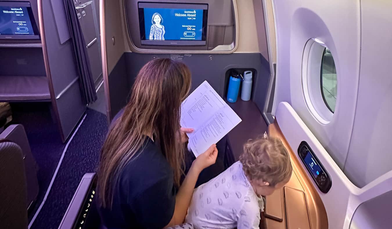 Kristin Addis volando con su niño pequeño en un avión mayor