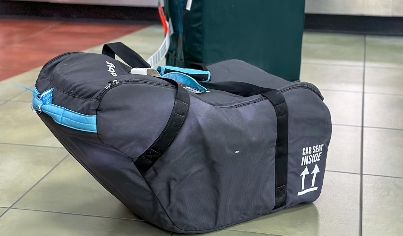 Un asiento de coche para un bebé que viaja listo para ser revisado para un vuelo largo