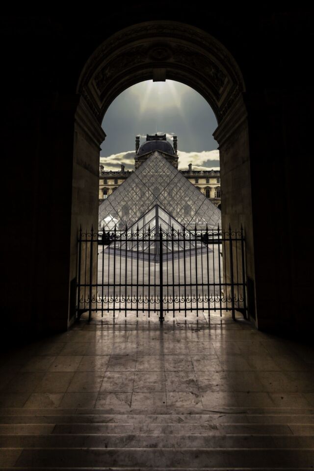 Tarde en el Museo del Louvre de París y pirámide de vidrio