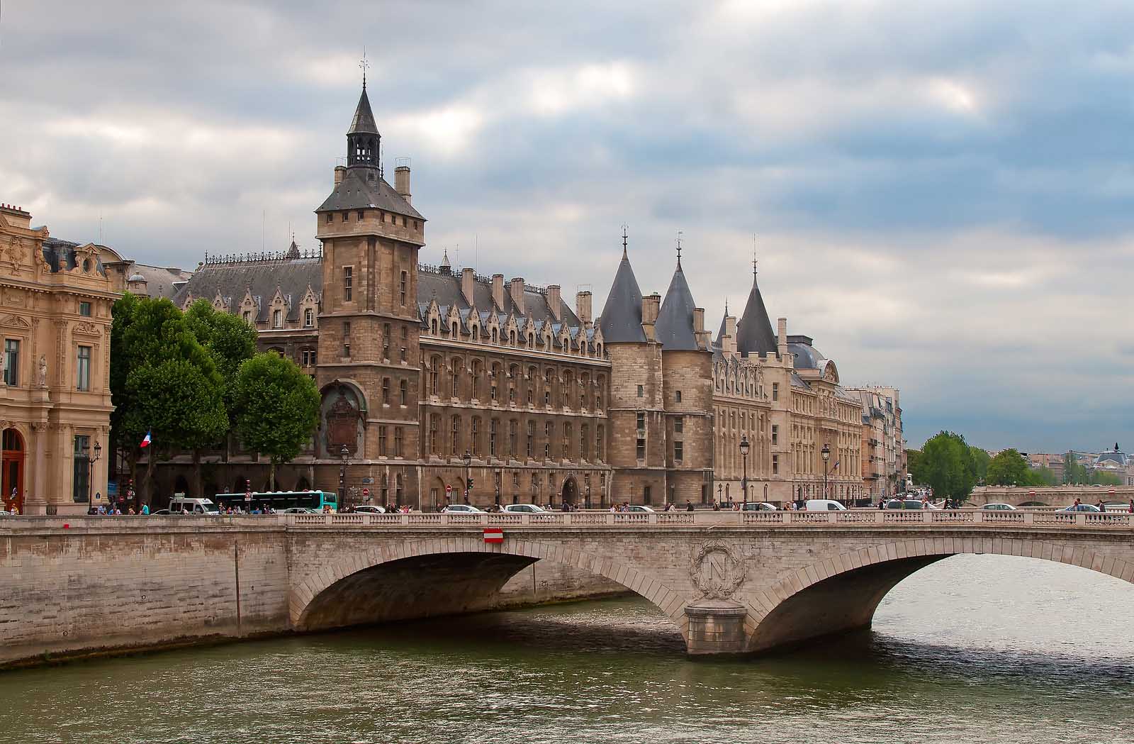 Castle Conciergerie al otro lado del río Sena en París