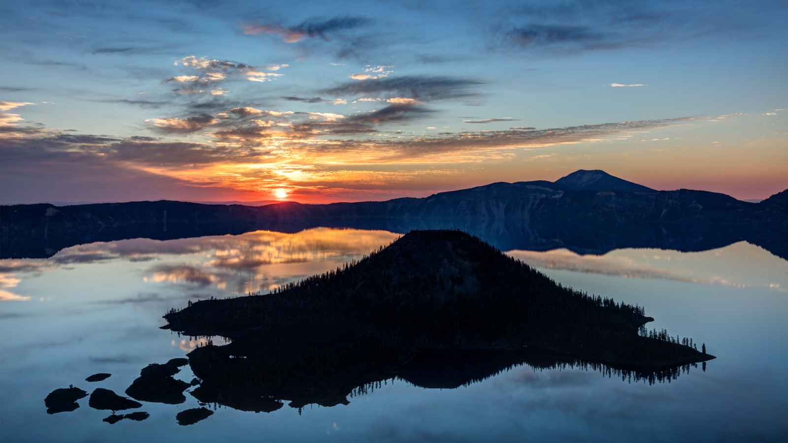 Los mejores lugares para visitar en enero USA Crater Lake National Park Sunset