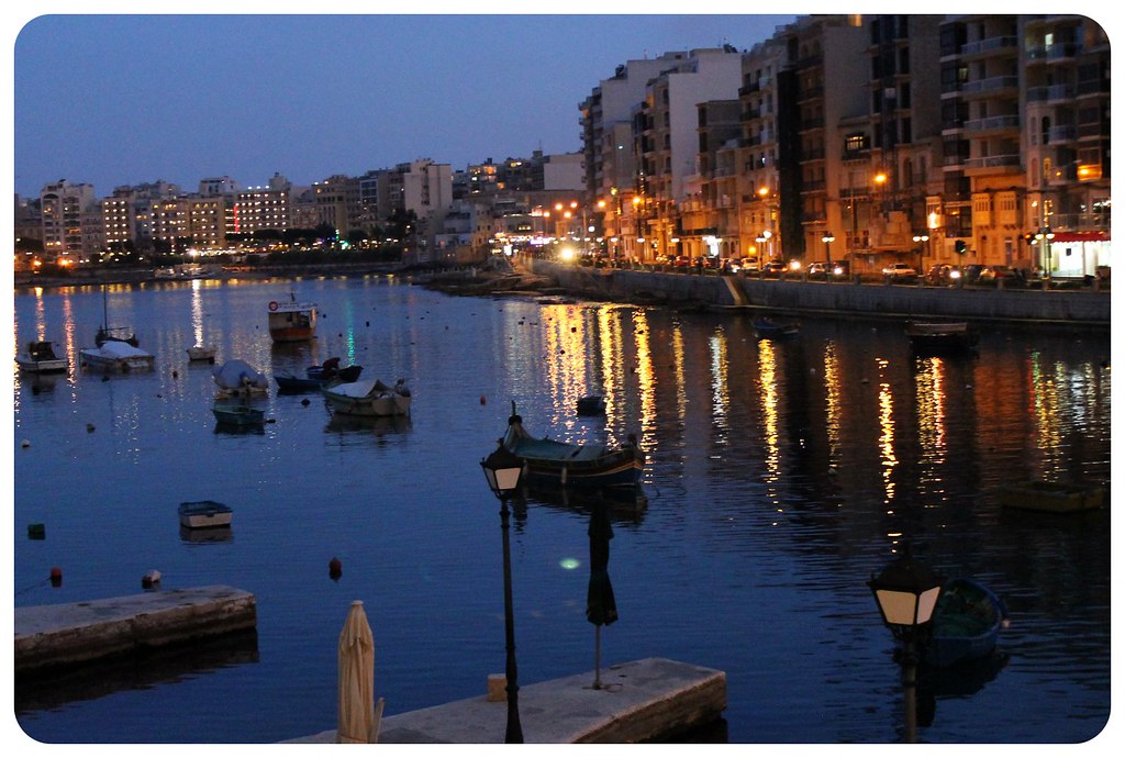 Bahía de St Julians por la noche