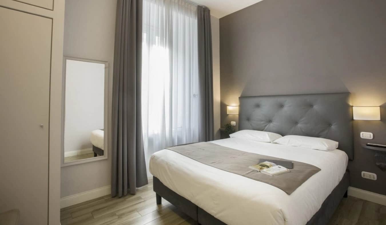 Habitación gris sencilla en el Colosseo Prestige Rooms en Roma, Italia