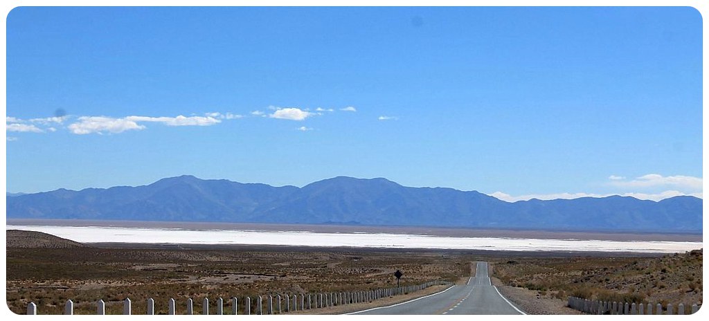 camino de la quebrada de humahuaca en las salinas