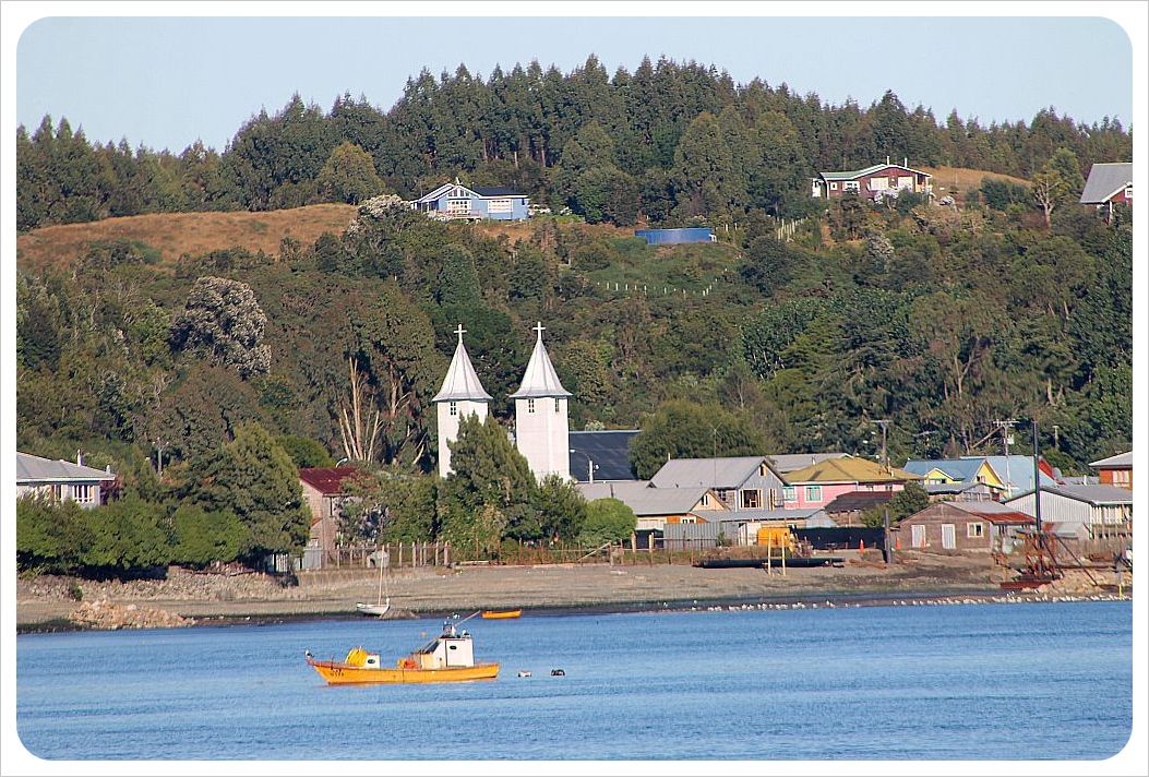 bahía de Chiloe con iglesia