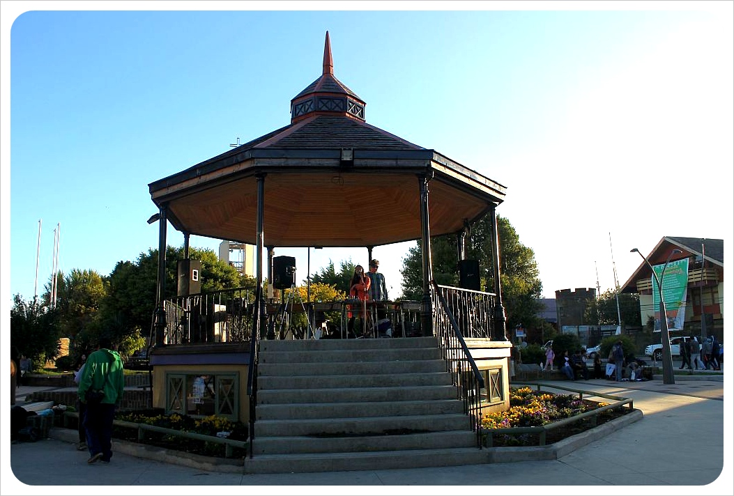 tambiénd plaza al atardecer