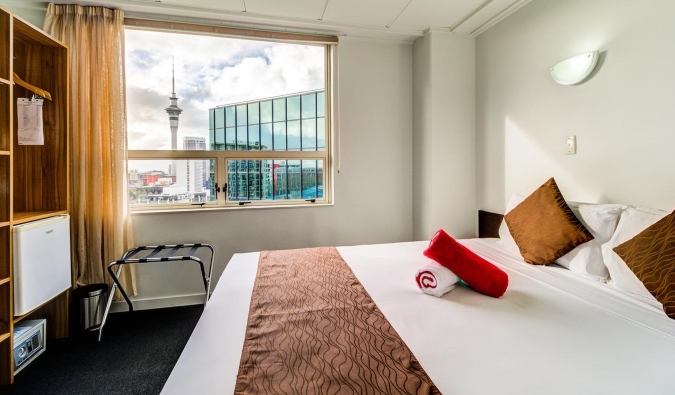 Habitación en el hotel Ascotia Off Queen de Auckland, Nueva Zelanda, con una ventana abierta con vistas al horizonte de la ciudad